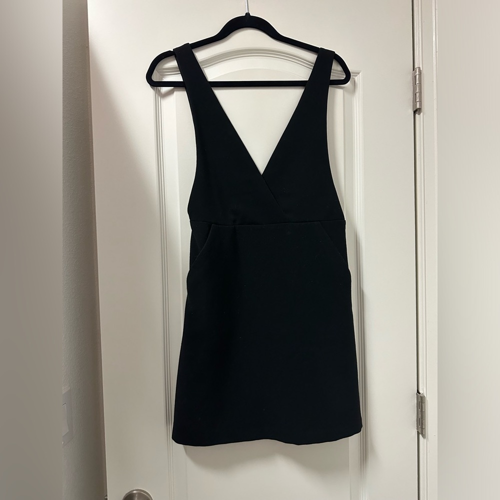 H&M Black women’s V-Neck Pinafore Mini Jumper Dress Size 4 with zipper & pockets